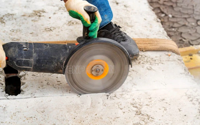 Dùng máy cắt theo đường mạch xung quanh gạch bị rộp