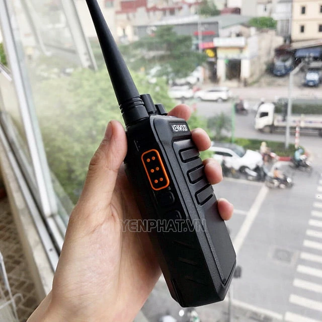 Kenwood TK-D50 có nút ấn bên sườn dễ thao tác