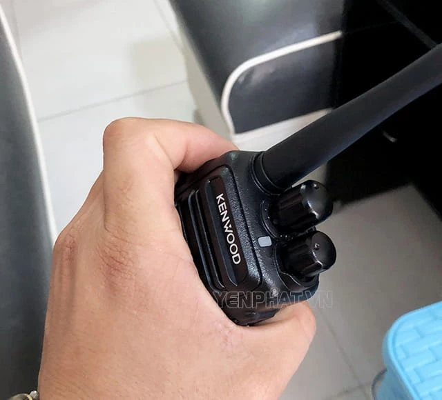 bộ đàm Kenwood TK 510 có núm chỉnh trên đầy máy