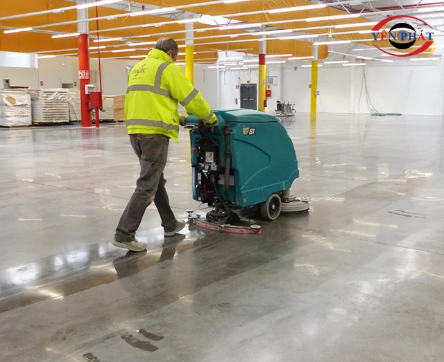 Sử dụng máy chà sàn liên hợp vệ sinh mặt sàn