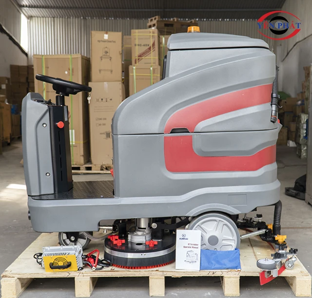 Bàn giao máy chà sàn ngồi lái