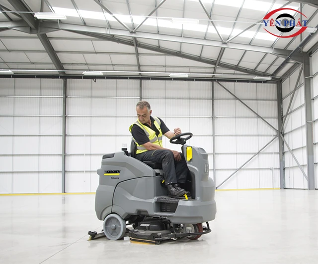 Dùng máy chà sàn ngồi lái