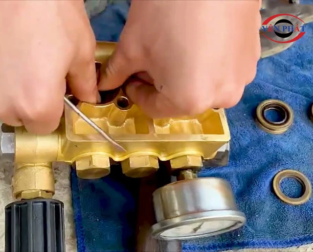 Thay thế phớt máy rửa xe