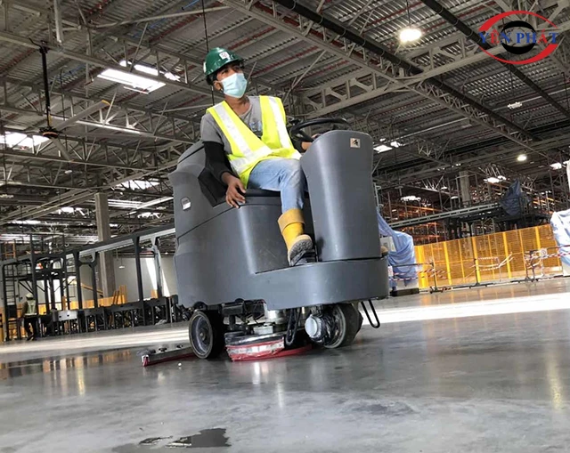 Điều khiển máy chà sàn ngồi lái