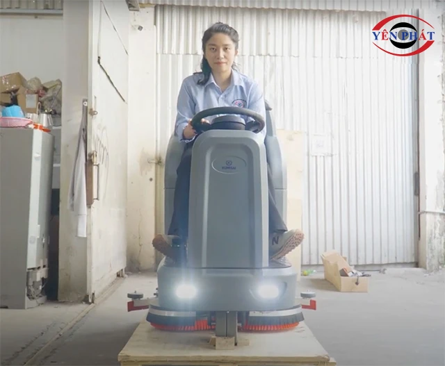 Giao máy chà sàn ngồi lái cho khách