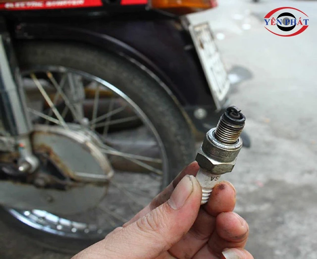 Bugi xe máy dính nước