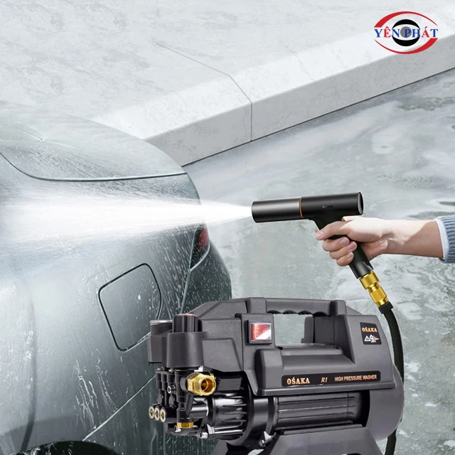 Dùng máy rửa xe Nhật Bản