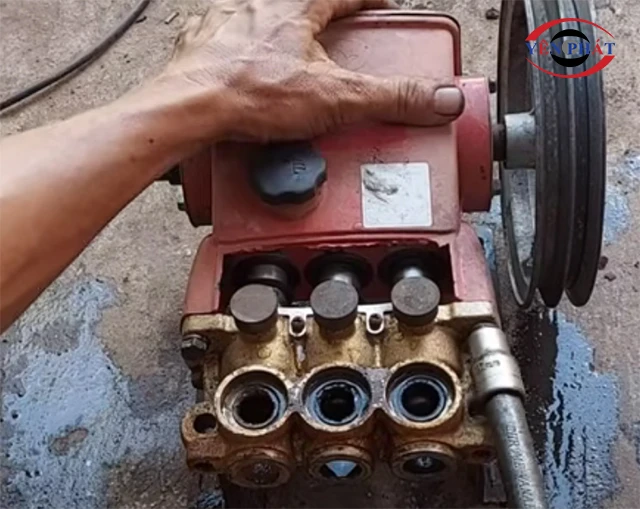 Xi lanh đầu bơm máy rửa xe bẩn