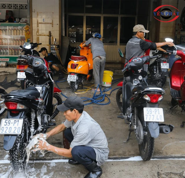 Nước tràn vào ống bô khi rửa xe