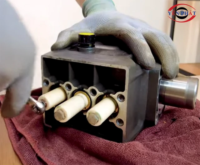 Thay piston cho máy rửa xe