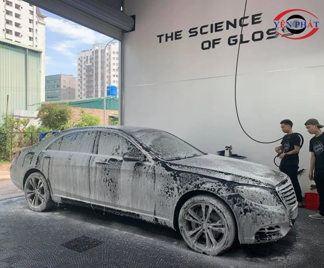 Phun dung dịch hóa chất tẩy rửa lên ô tô