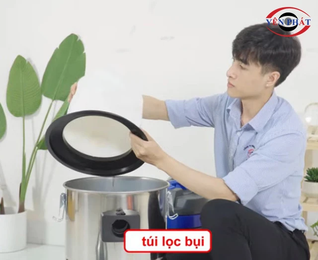 Đặt túi lọc bụi vào thùng chứa