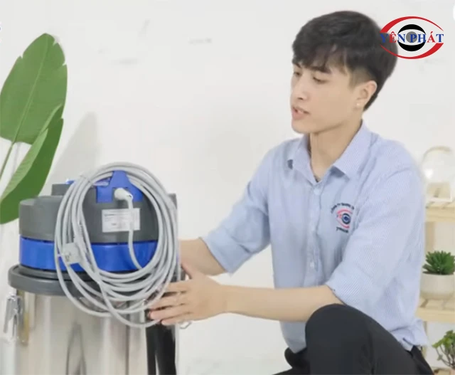 Kiểm tra dây điện của máy hút bụi