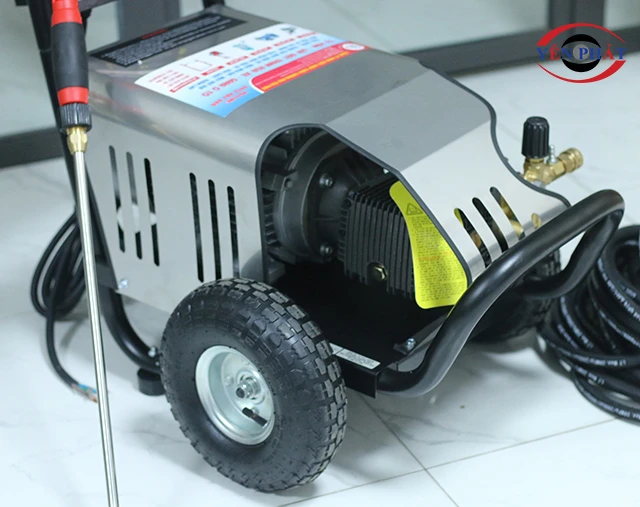 Máy rửa xe có kết cấu chắc chắn