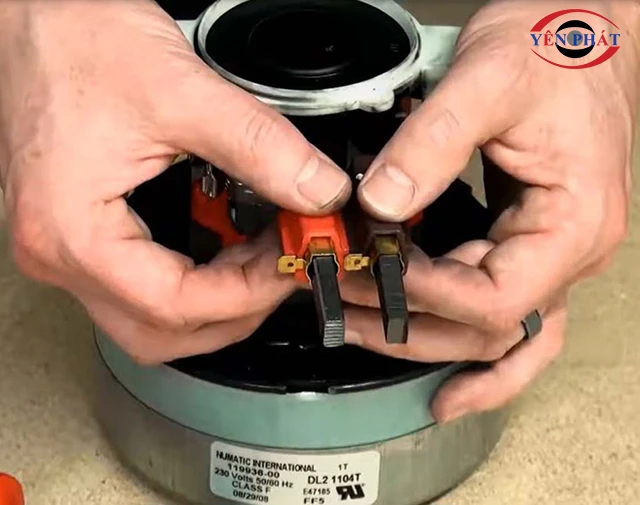 Thay chổi than máy hút bụi