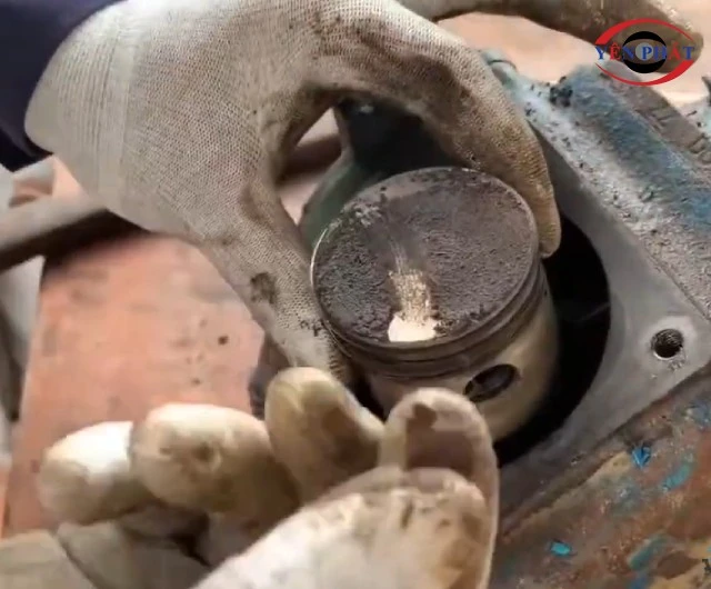 piston máy nén khí bị bẩn, dầu keo