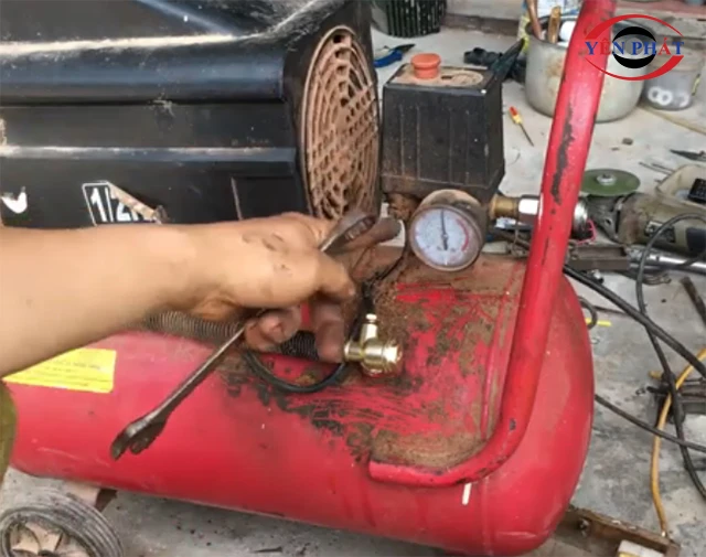 Khắc phục lỗi máy nén khí xì hơi