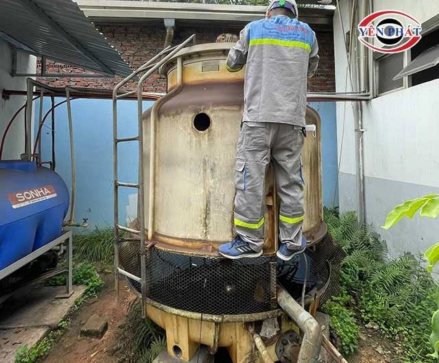 tháp giải nhiệt cũ dễ hư hỏng