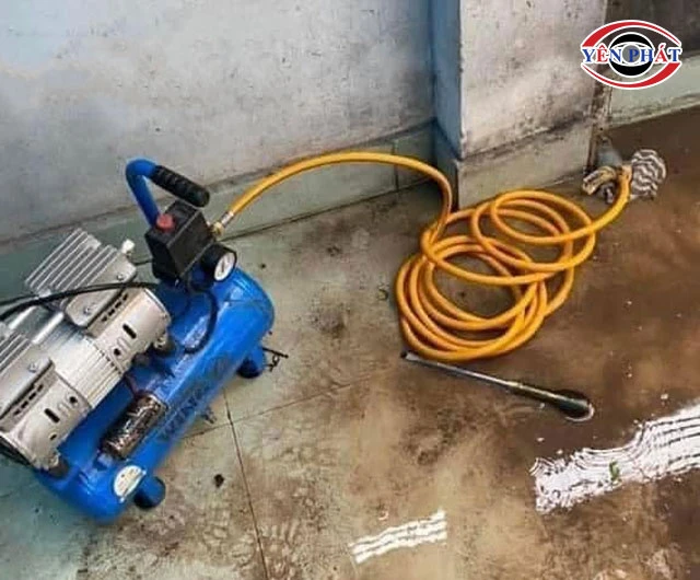 dùng máy nén khí thông cống