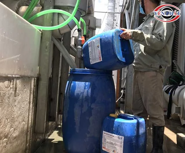 hoà tan hoá chất với nước