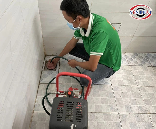 dùng giẻ lót xung quanh ống cống