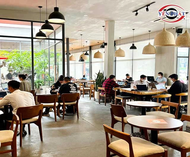 khách hàng uống cafe