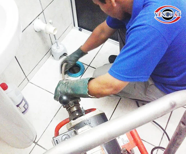 đặt ống thổi đính kèm nút cao su vào ống cống