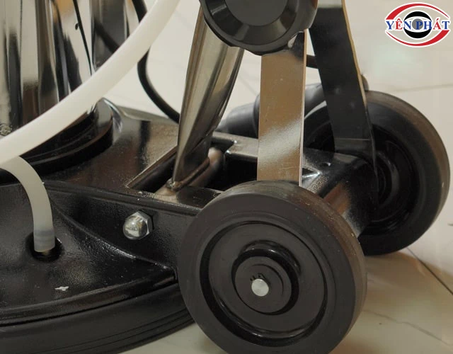 Cần điều khiển máy chà sàn Kumisai KMS 796 gắn với đế máy