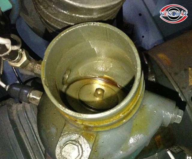 máy nén khí piston hụt dầu
