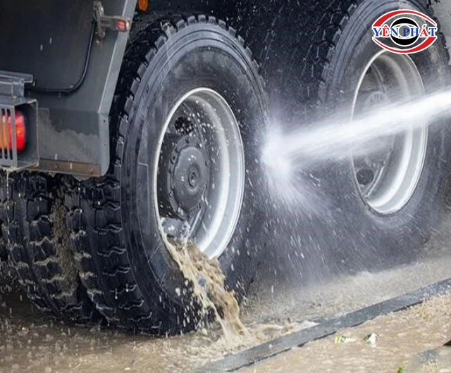 rửa bánh xe tải