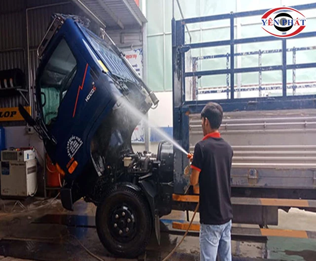 Rửa xe tải giá bao nhiêu tiền? Bảng chi phí mới nhất 2025