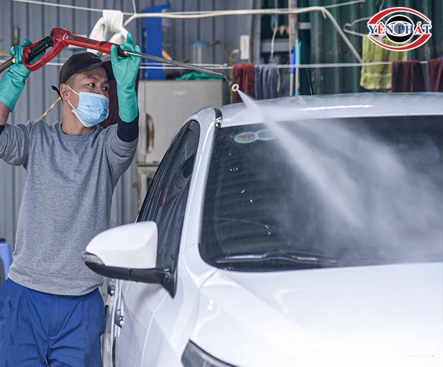 Rửa xe ngày Tết đắt khách - Giá cao vẫn hốt bạc ào ào!