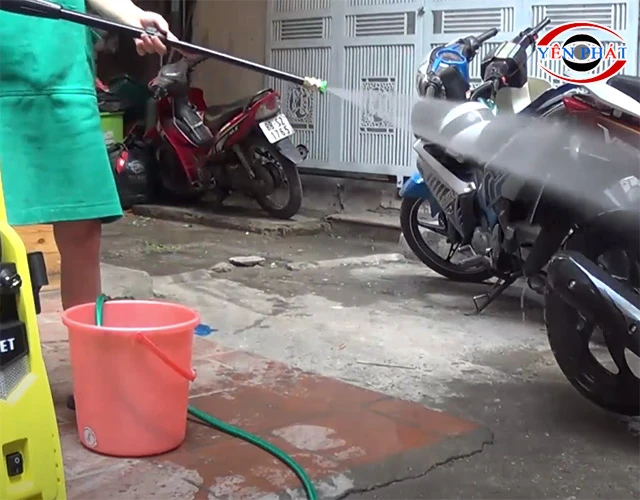Nhấn cò súng bắt đầu phun rửa