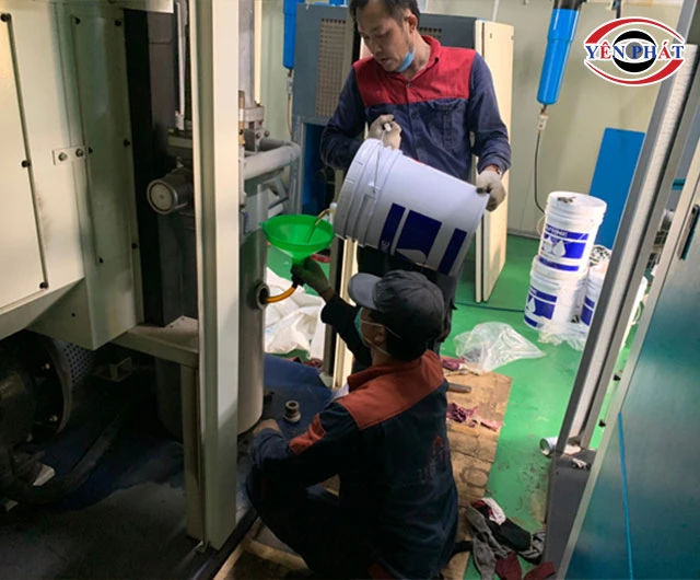 thay dầu máy nén khí mới