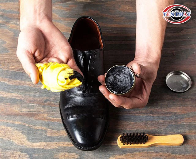 Dùng khăn mềm để lấy xi