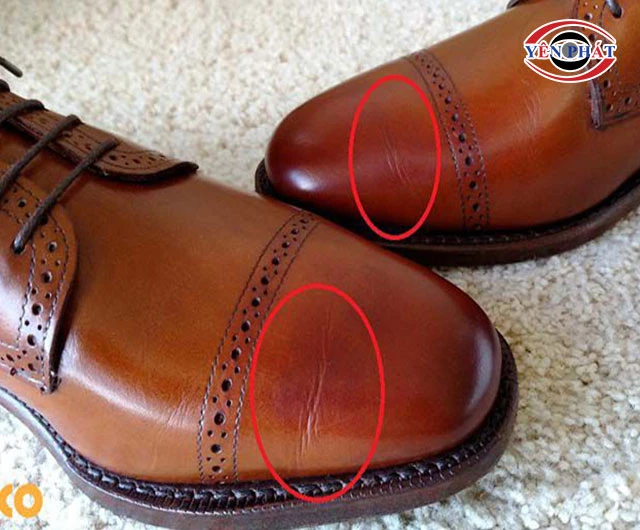 giày da bị nhăn