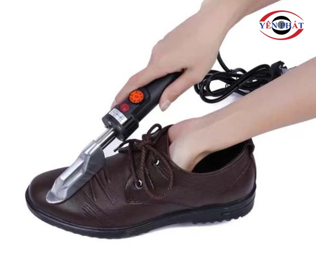 xử lý giày da bị nhăn bằng bàn là ủi