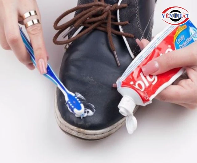 Cách vệ sinh giày bằng kem đánh răng: Nhanh, Sạch như mới