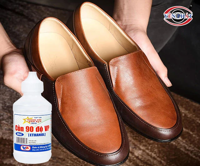 làm mềm giày với cồn 