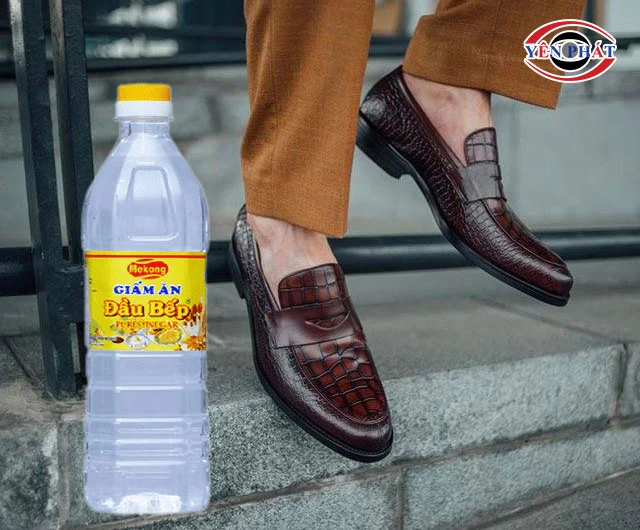 xử lý giày da bị cứng với giấm ăn