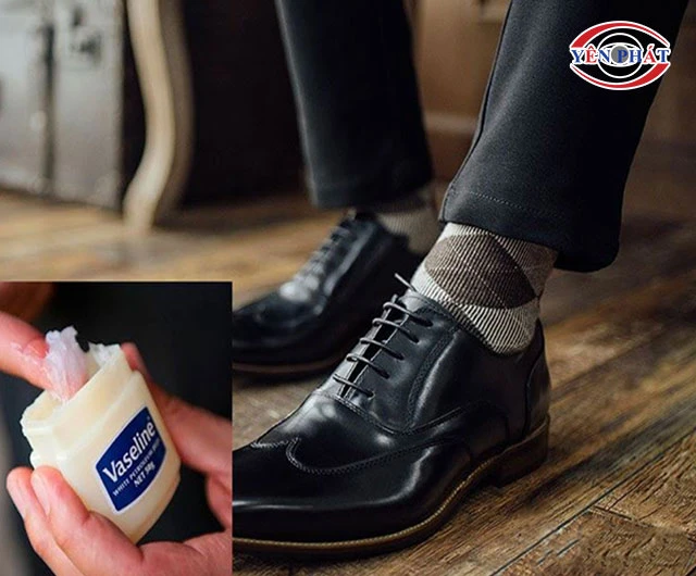 Cách làm mềm da giày bằng vaseline