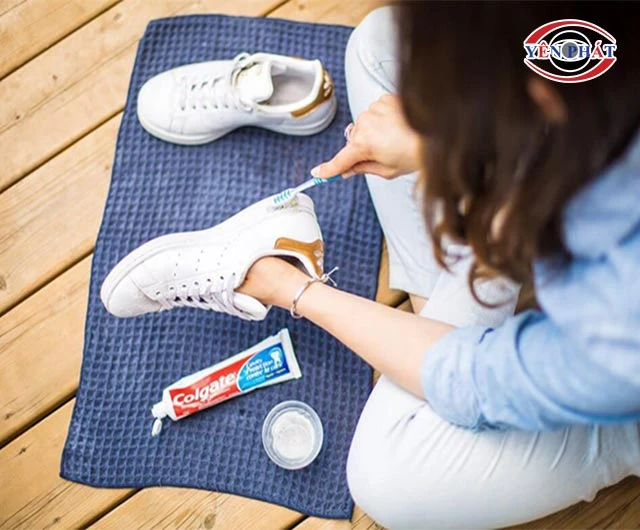 vệ sinh giày bằng kem đánh răng
