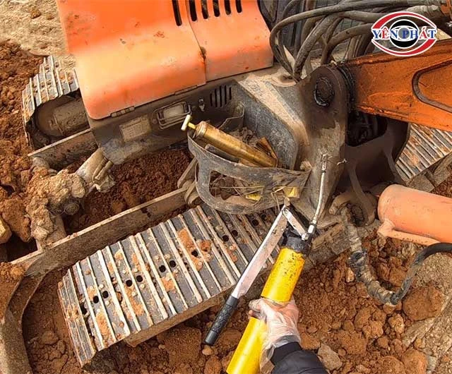 2 Cách Bơm Mỡ Máy Xúc: Nhanh, Chuẩn xác, An toàn