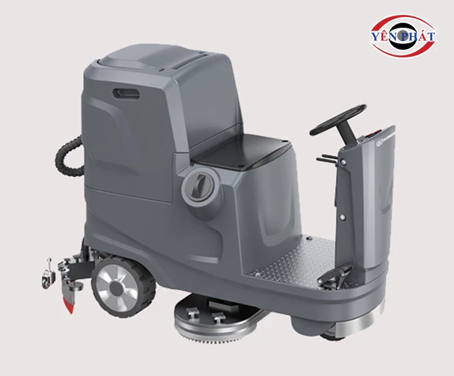 khoang lái của Kumisai KMS 80