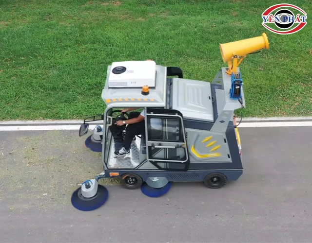 Chạy Xe quét rác ngồi lái Kumisai KMS 2300