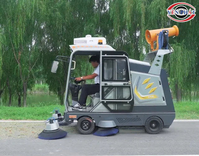Xe quét rác ngồi lái Kumisai KMS 2300 làm việc hiệu quả