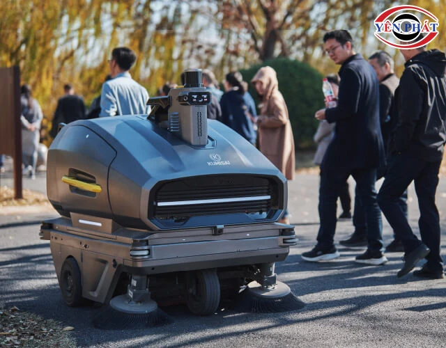 Xe quét rác tự động Kumisai KMS 130E chạy ổn định