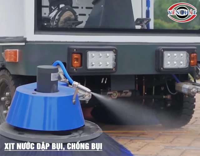 Xe quét rác ngồi lái Kumisai KMS 2000 có phun sương