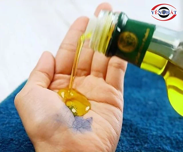 Cách tẩy sơn dính trên giày bằng dầu ăn