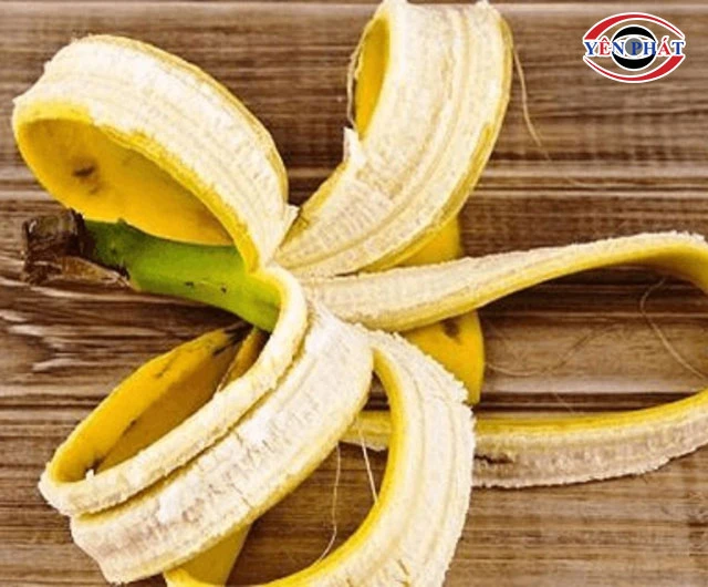 Cách tẩy sơn dính trên giày bằng vỏ chuối